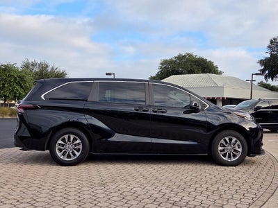 2023 Toyota Sienna LE