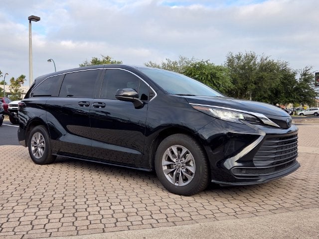 2023 Toyota Sienna LE